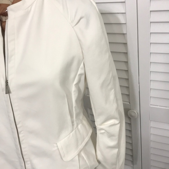 Beautiful Armani Collezioni Creme Blazer - Picture 2 of 7